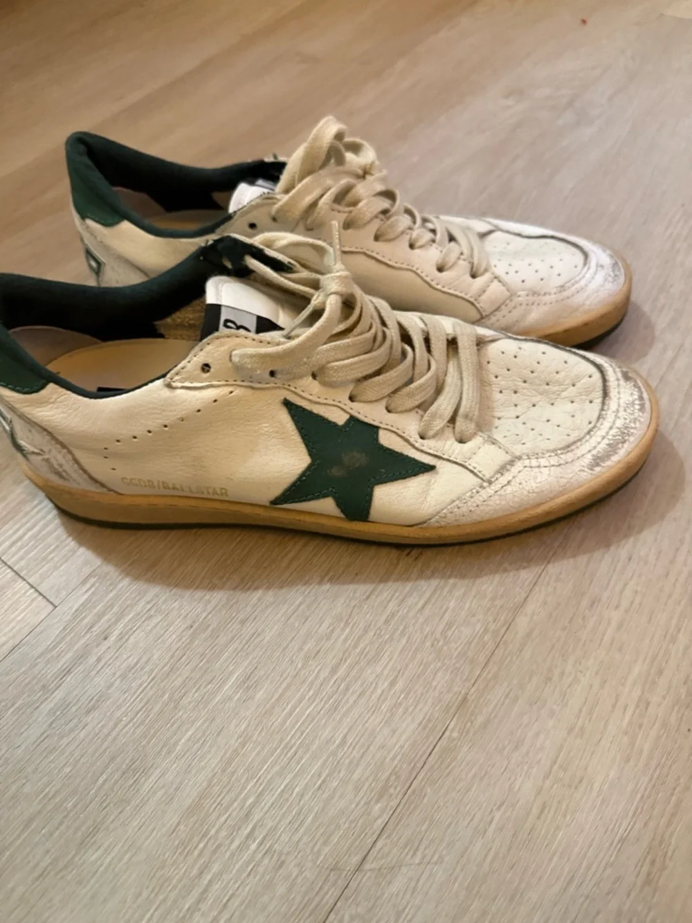 Golden Goose Cream Leather Sneakers with Green Star Accent - Picture 2 of 5